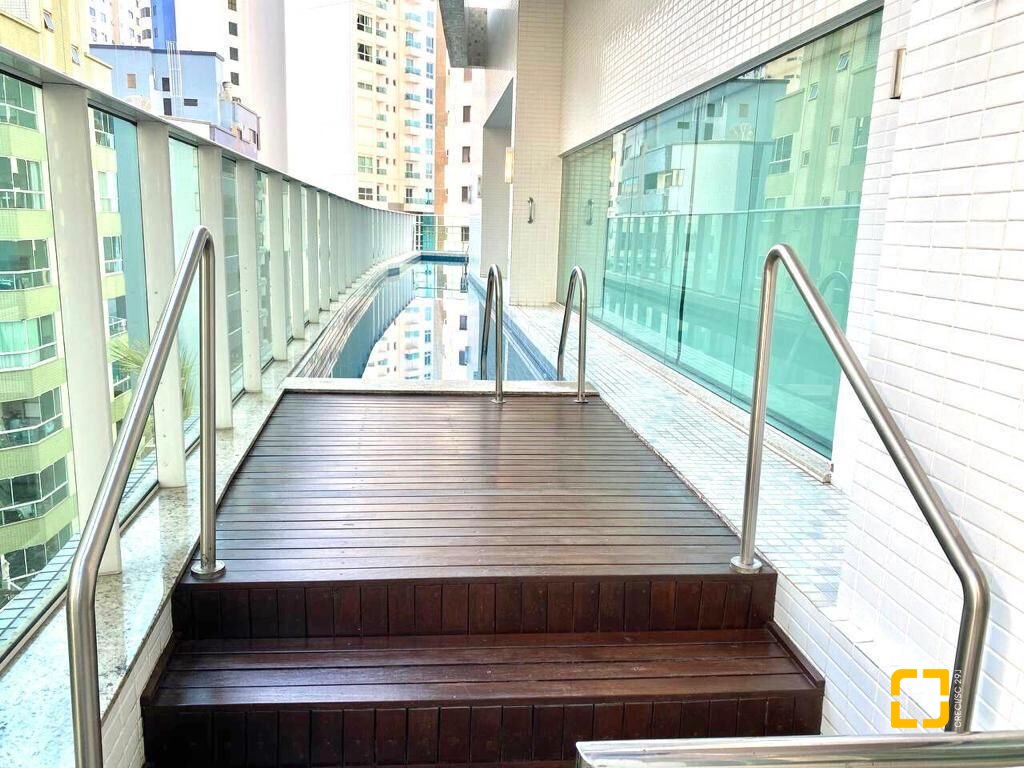 Apartamento com 167m², 4 quartos (sendo 2 suítes), 2 garagens, no bairro Centro em Balneário Camboriú
