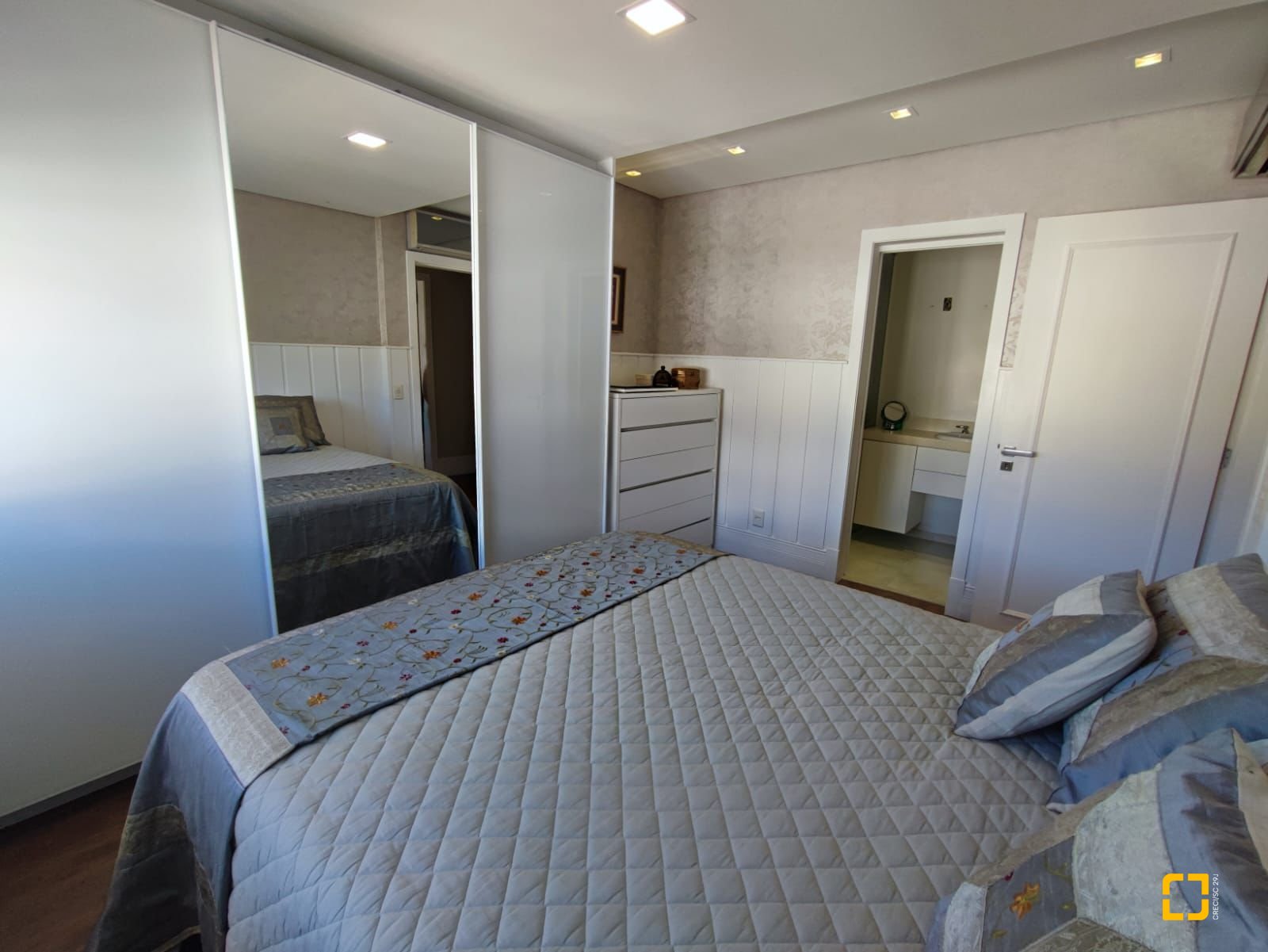 Cobertura com 224m², 3 quartos (sendo 3 suítes), 2 garagens, no bairro Jurerê Internacional em Florianópolis
