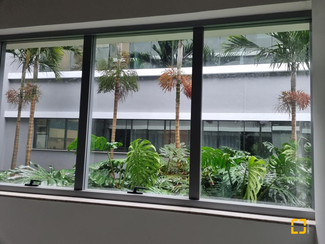 Sala com 26m², 2 garagens, no bairro Saco Grande em Florianópolis