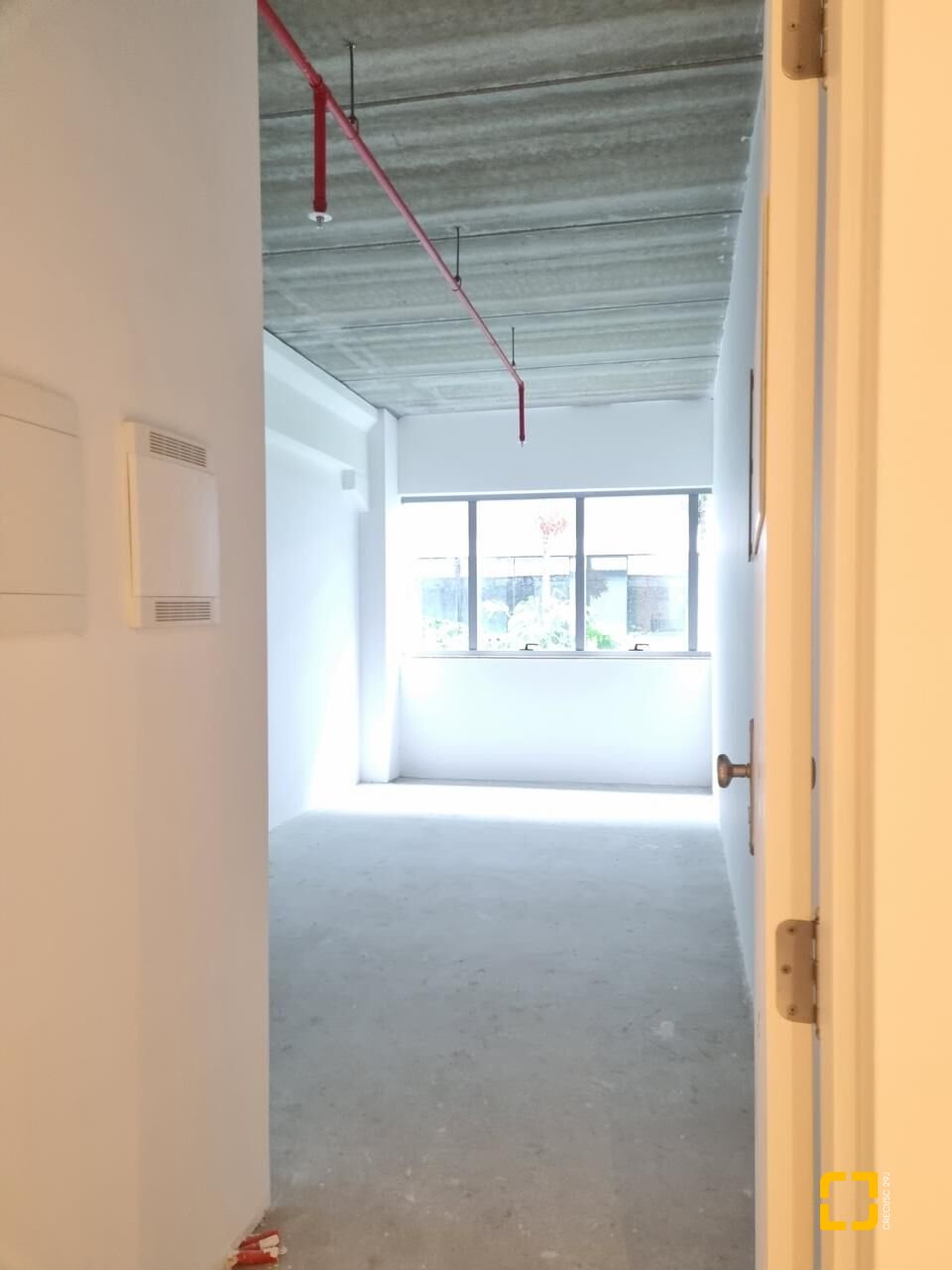 Sala com 26m², 2 garagens, no bairro Saco Grande em Florianópolis