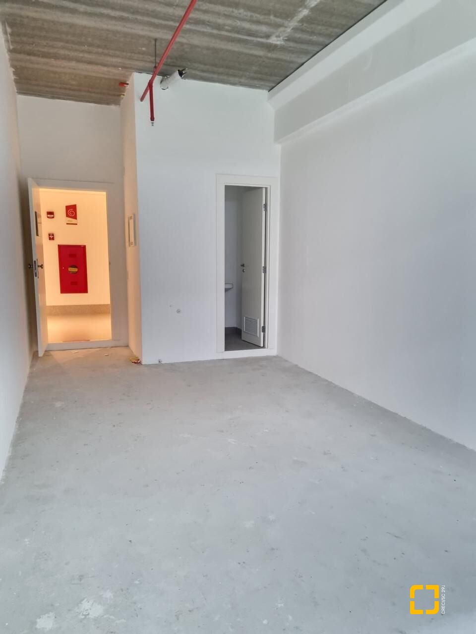 Sala com 26m², 2 garagens, no bairro Saco Grande em Florianópolis