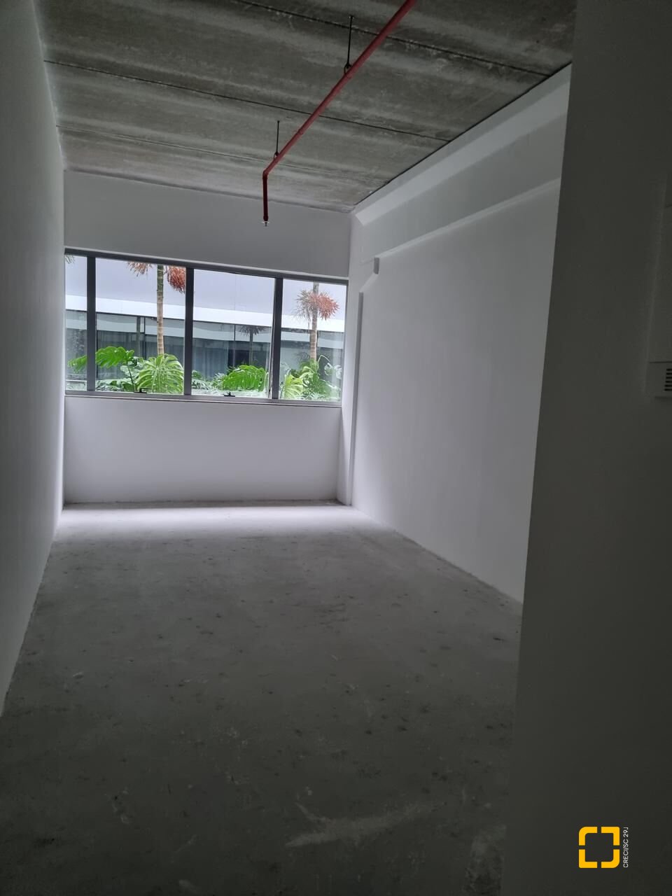 Sala com 26m², 2 garagens, no bairro Saco Grande em Florianópolis