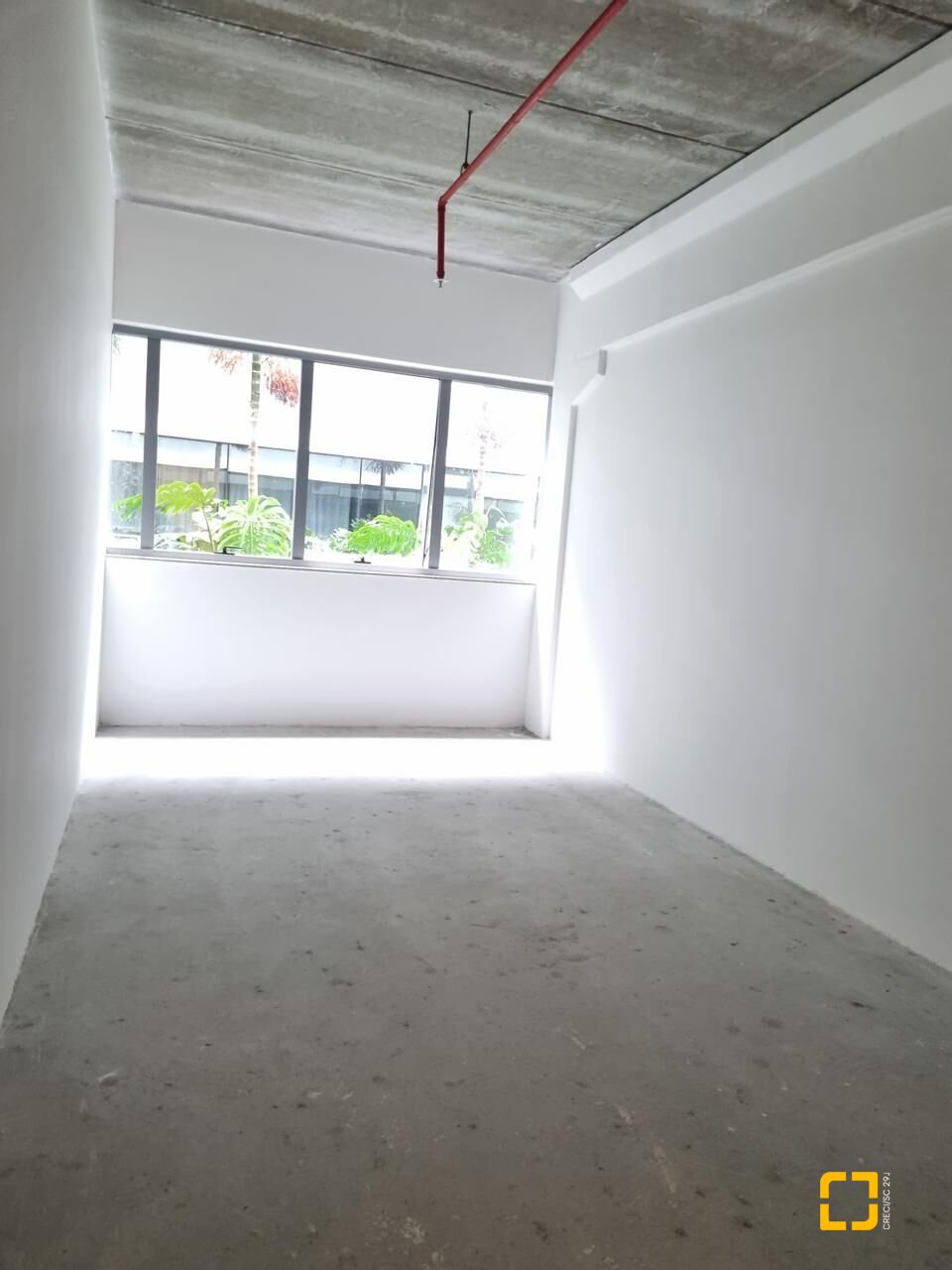 Sala com 26m², 2 garagens, no bairro Saco Grande em Florianópolis
