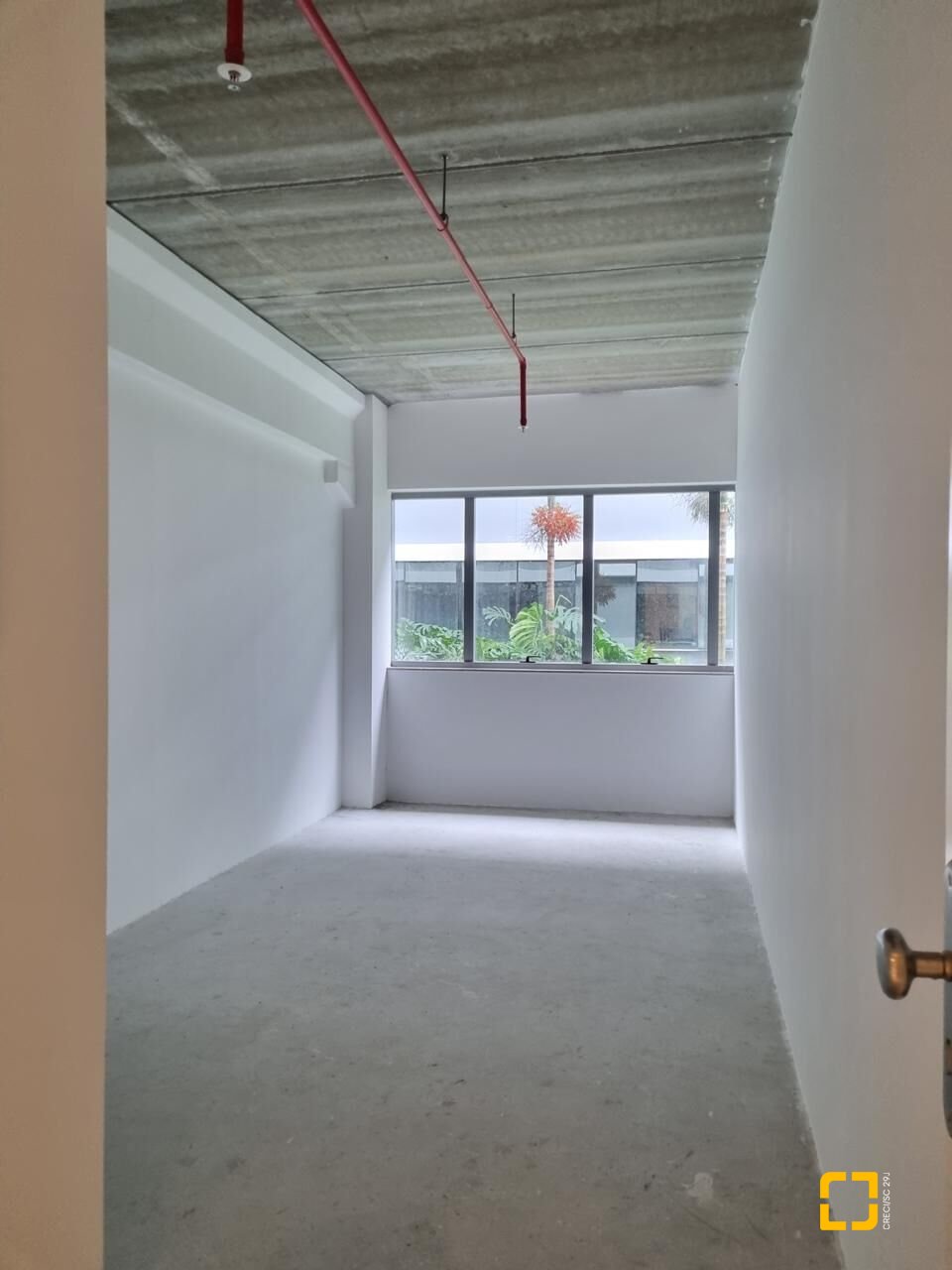 Sala com 26m², 2 garagens, no bairro Saco Grande em Florianópolis