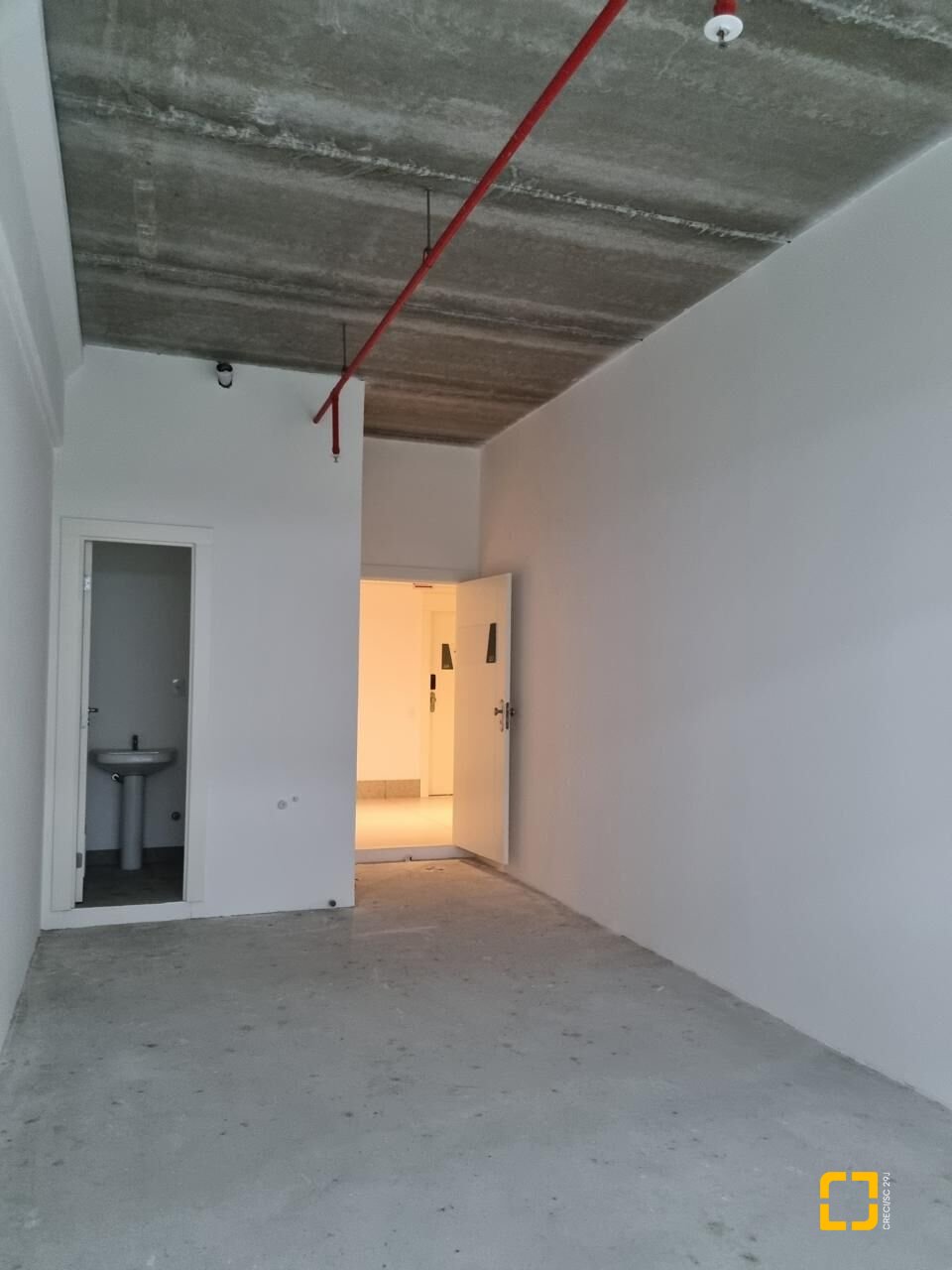 Sala com 26m², 2 garagens, no bairro Saco Grande em Florianópolis