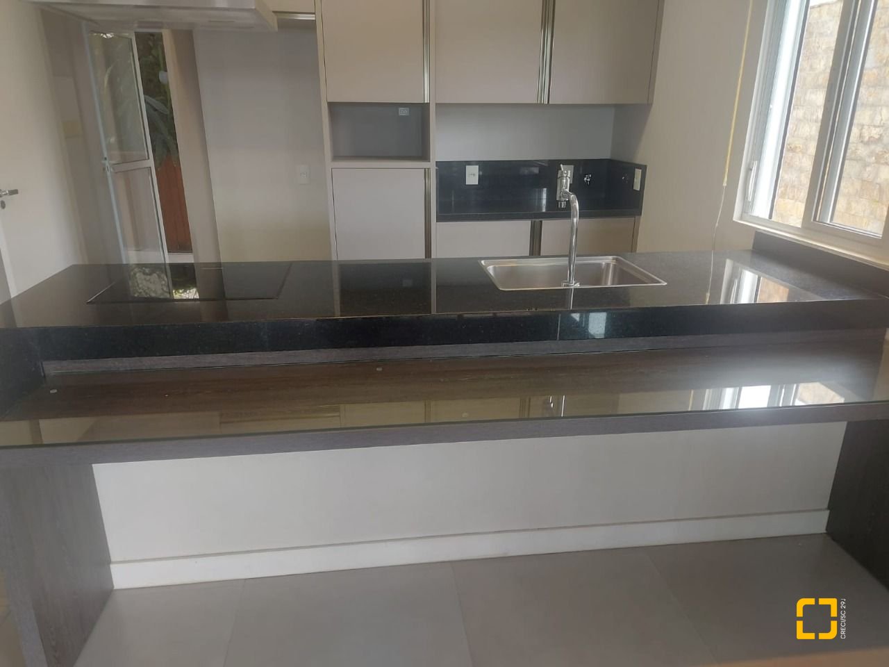 Casa com 250m², 8 quartos (sendo 4 suítes), 3 garagens, no bairro Centro em Florianópolis