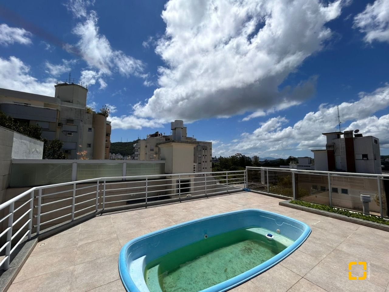 Cobertura com 263m², 4 quartos (sendo 2 suítes), 2 garagens, no bairro Córrego Grande em Florianópolis