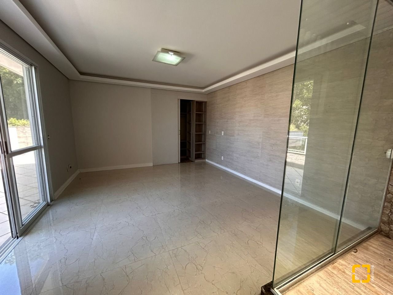Cobertura com 263m², 4 quartos (sendo 2 suítes), 2 garagens, no bairro Córrego Grande em Florianópolis