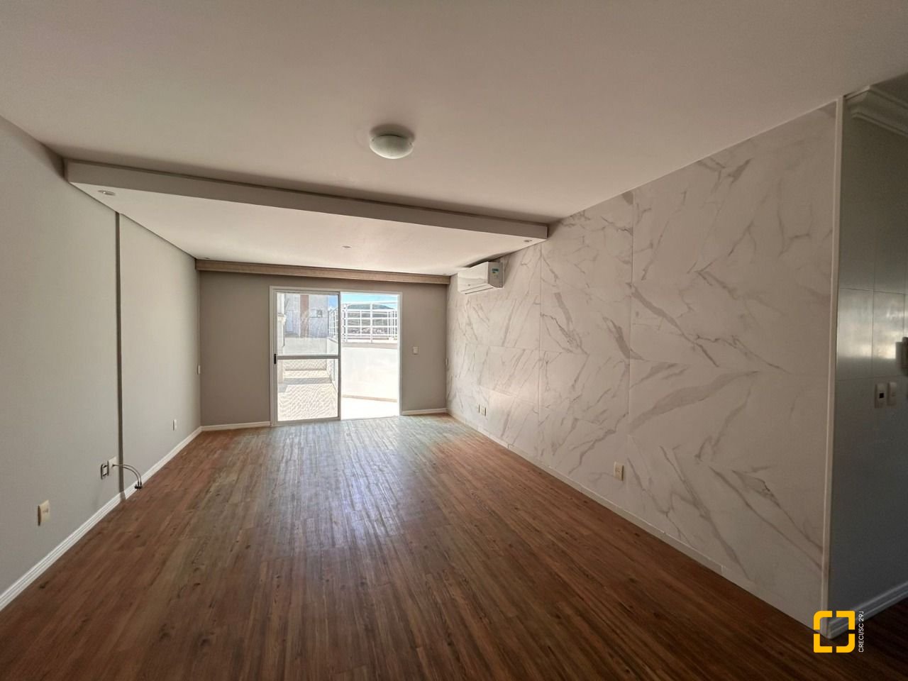 Cobertura com 263m², 4 quartos (sendo 2 suítes), 2 garagens, no bairro Córrego Grande em Florianópolis