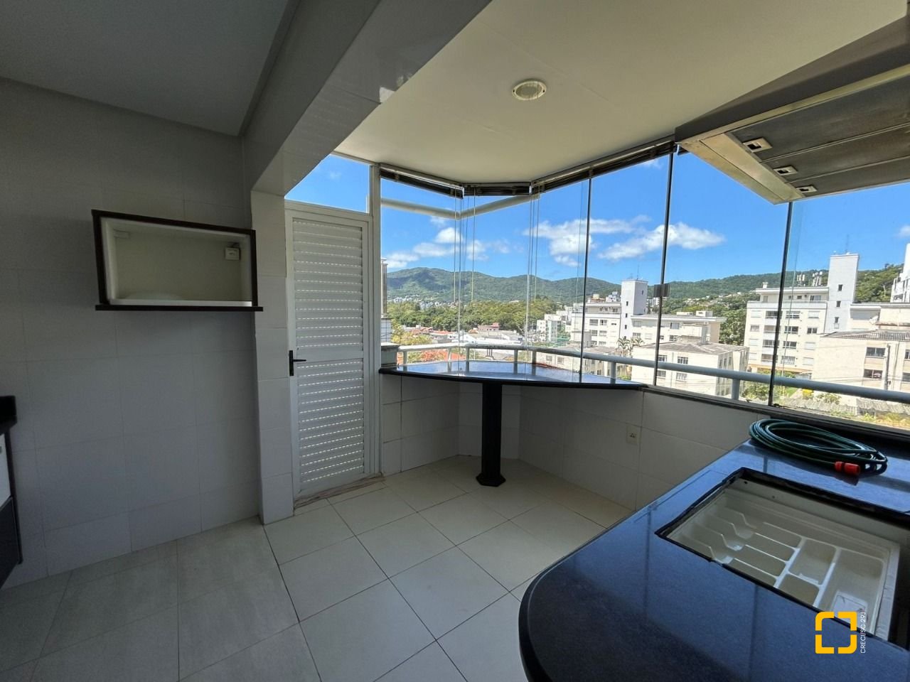 Cobertura com 263m², 4 quartos (sendo 2 suítes), 2 garagens, no bairro Córrego Grande em Florianópolis