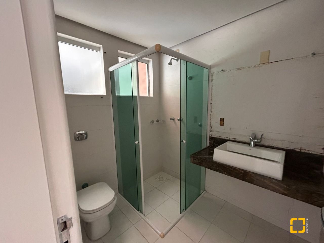 Cobertura com 263m², 4 quartos (sendo 2 suítes), 2 garagens, no bairro Córrego Grande em Florianópolis