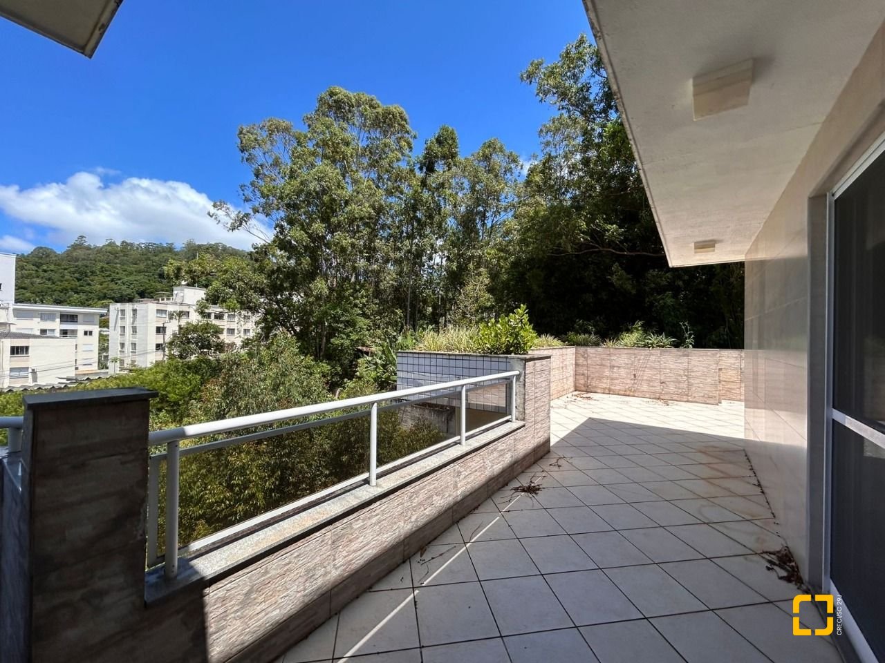 Cobertura com 263m², 4 quartos (sendo 2 suítes), 2 garagens, no bairro Córrego Grande em Florianópolis