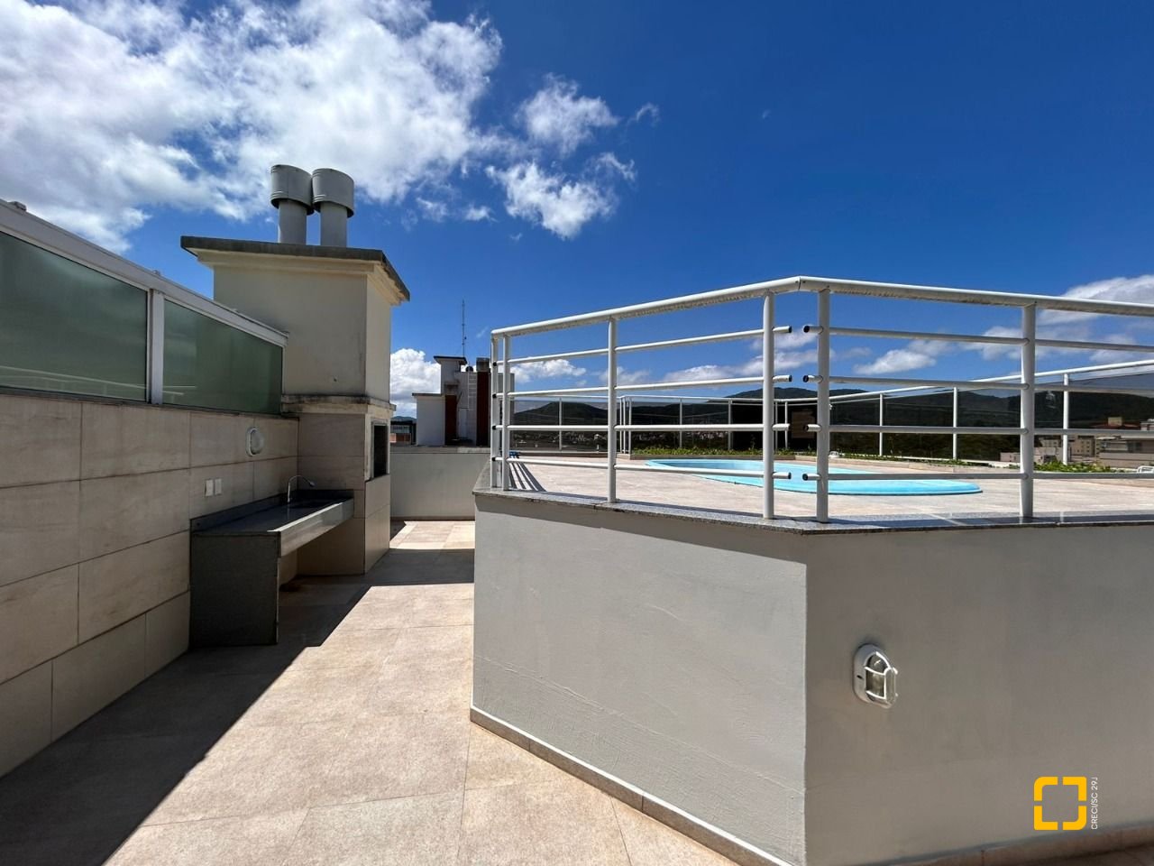 Cobertura com 263m², 4 quartos (sendo 2 suítes), 2 garagens, no bairro Córrego Grande em Florianópolis