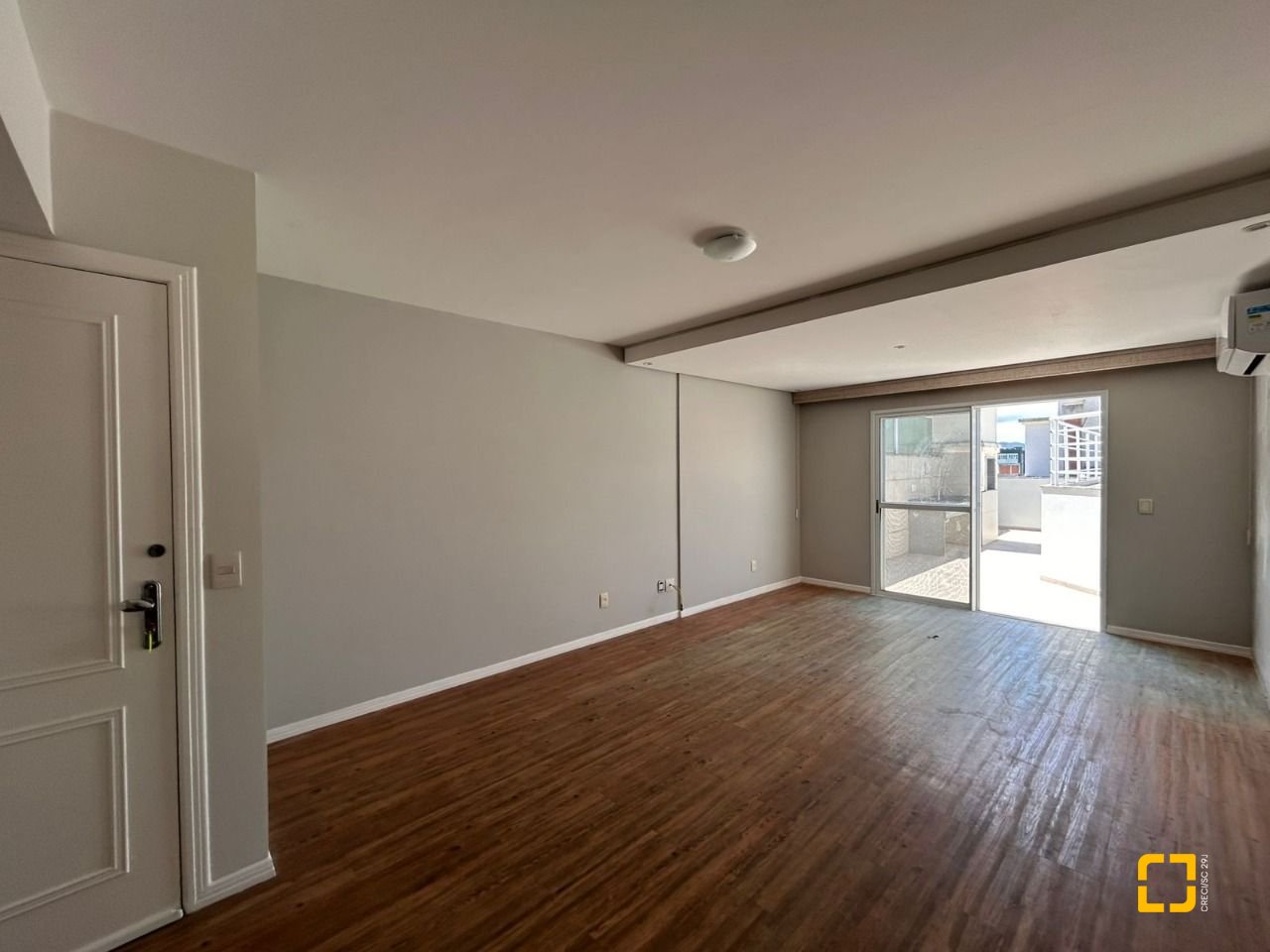 Cobertura com 263m², 4 quartos (sendo 2 suítes), 2 garagens, no bairro Córrego Grande em Florianópolis