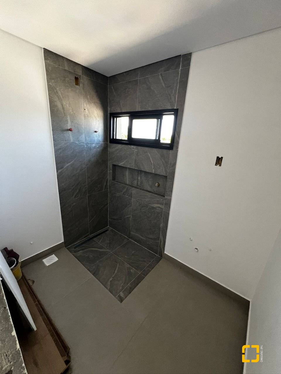 Casa com 165m², 4 quartos (sendo 2 suítes), 2 garagens, no bairro Canasvieiras em Florianópolis