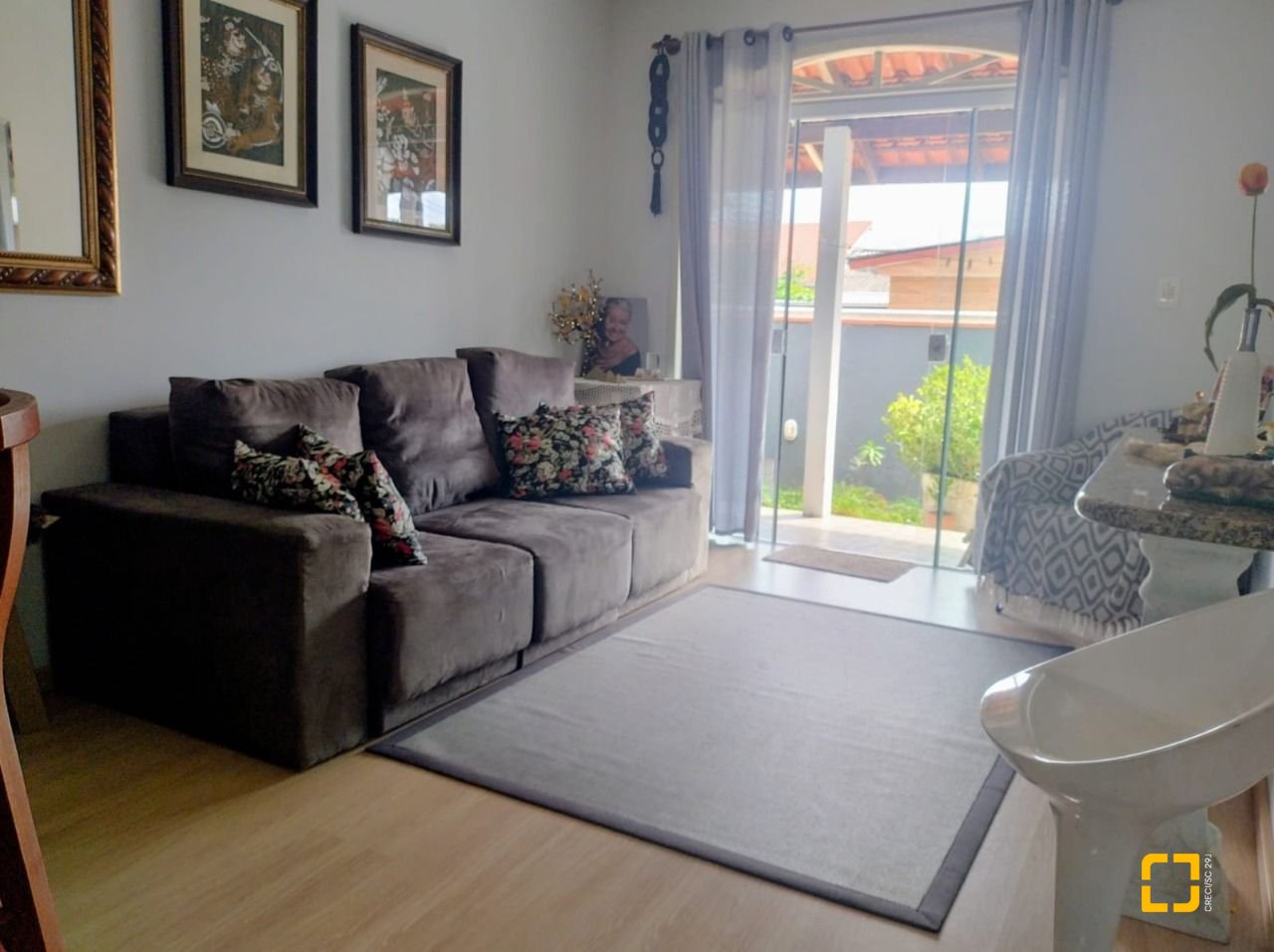 Casa com 218m², 8 quartos (sendo 2 suítes), 2 garagens, no bairro Campeche em Florianópolis
