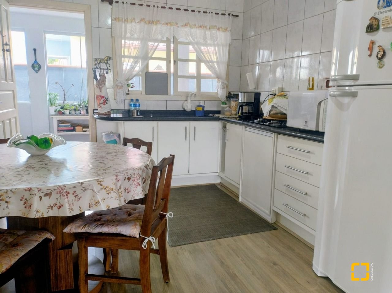 Casa com 218m², 8 quartos (sendo 2 suítes), 2 garagens, no bairro Campeche em Florianópolis