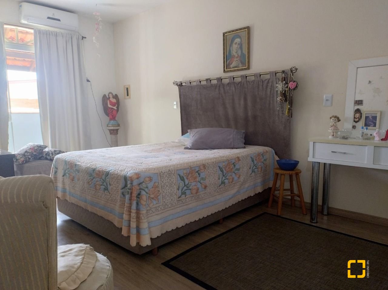 Casa com 218m², 8 quartos (sendo 2 suítes), 2 garagens, no bairro Campeche em Florianópolis