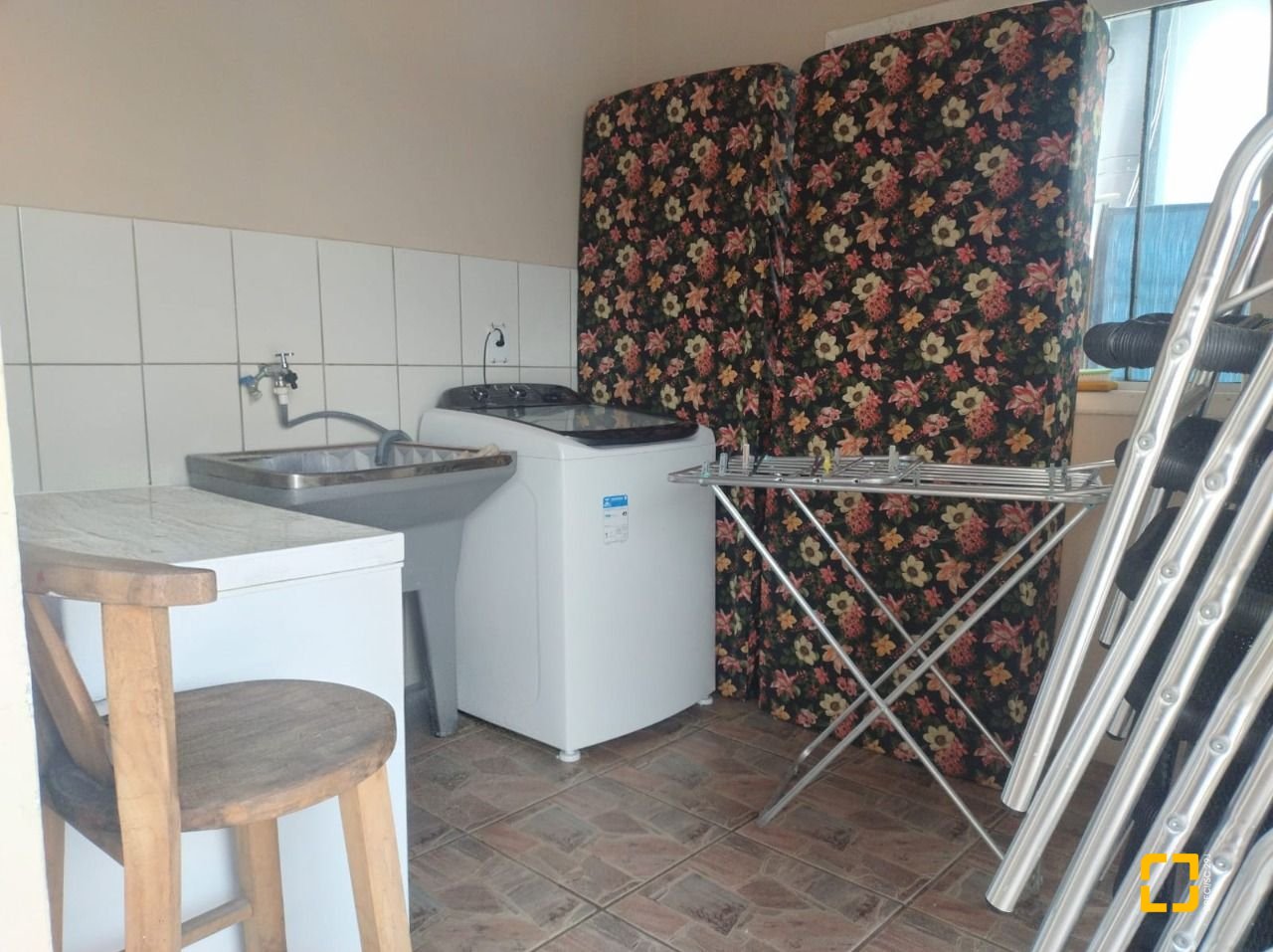 Casa com 218m², 8 quartos (sendo 2 suítes), 2 garagens, no bairro Campeche em Florianópolis