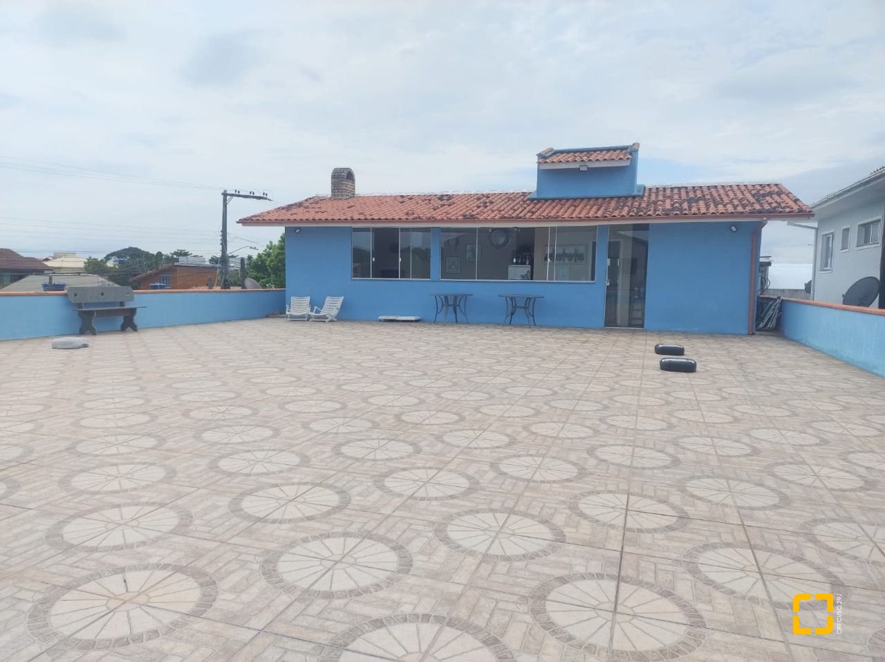 Casa com 218m², 8 quartos (sendo 2 suítes), 2 garagens, no bairro Campeche em Florianópolis