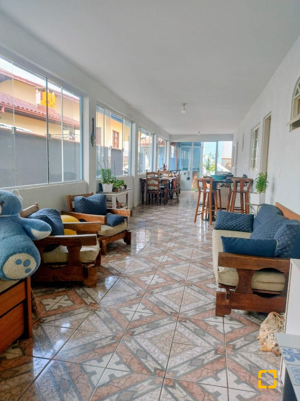 Casa com 218m², 8 quartos (sendo 2 suítes), 2 garagens, no bairro Campeche em Florianópolis