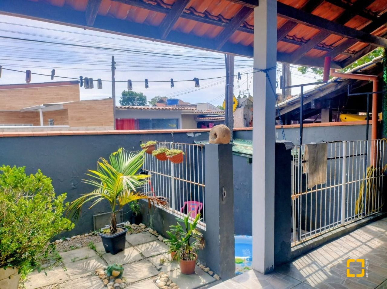 Casa com 218m², 8 quartos (sendo 2 suítes), 2 garagens, no bairro Campeche em Florianópolis