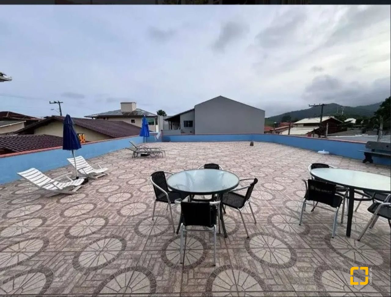 Casa com 218m², 8 quartos (sendo 2 suítes), 2 garagens, no bairro Campeche em Florianópolis