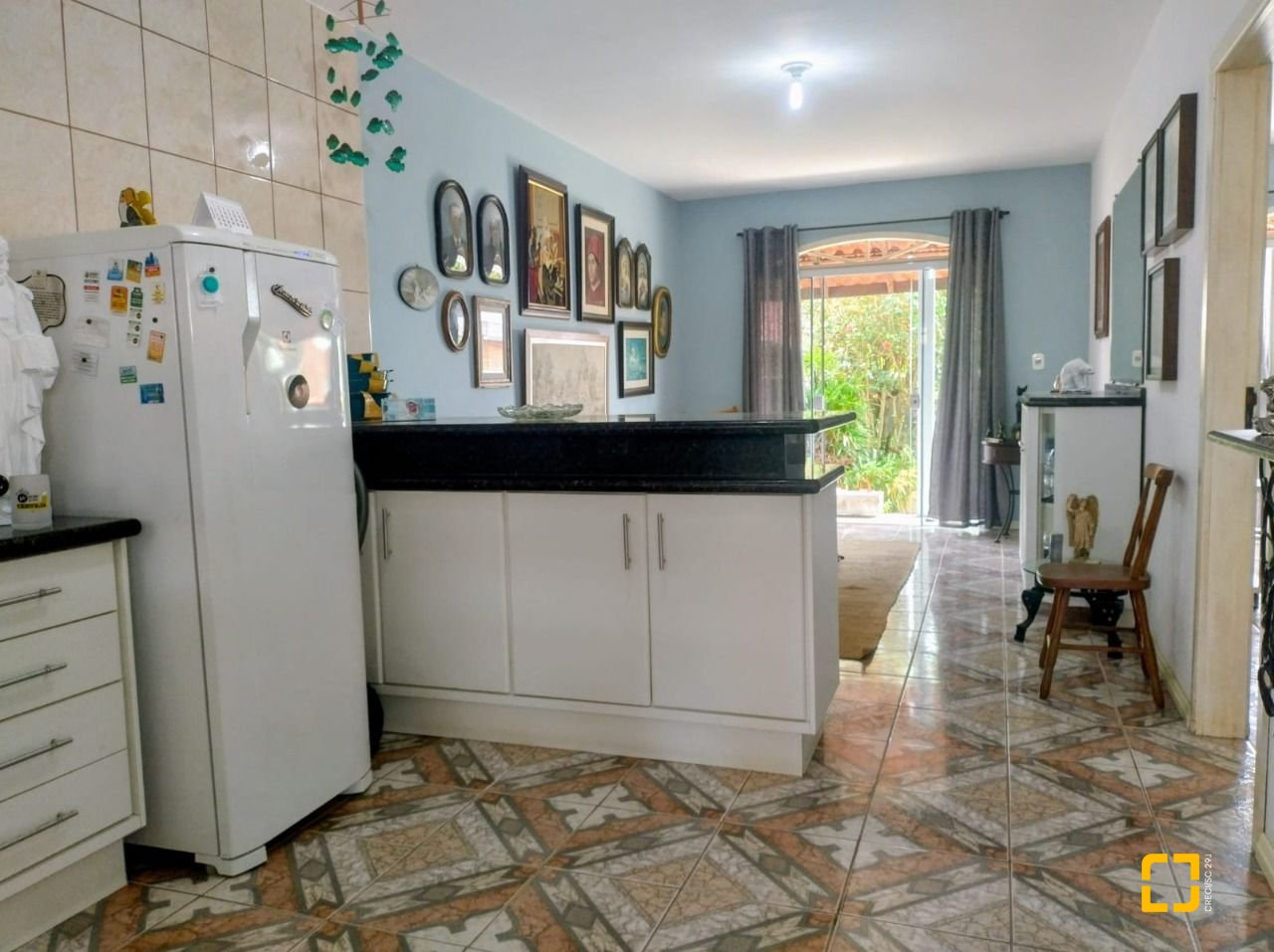 Casa com 218m², 8 quartos (sendo 2 suítes), 2 garagens, no bairro Campeche em Florianópolis