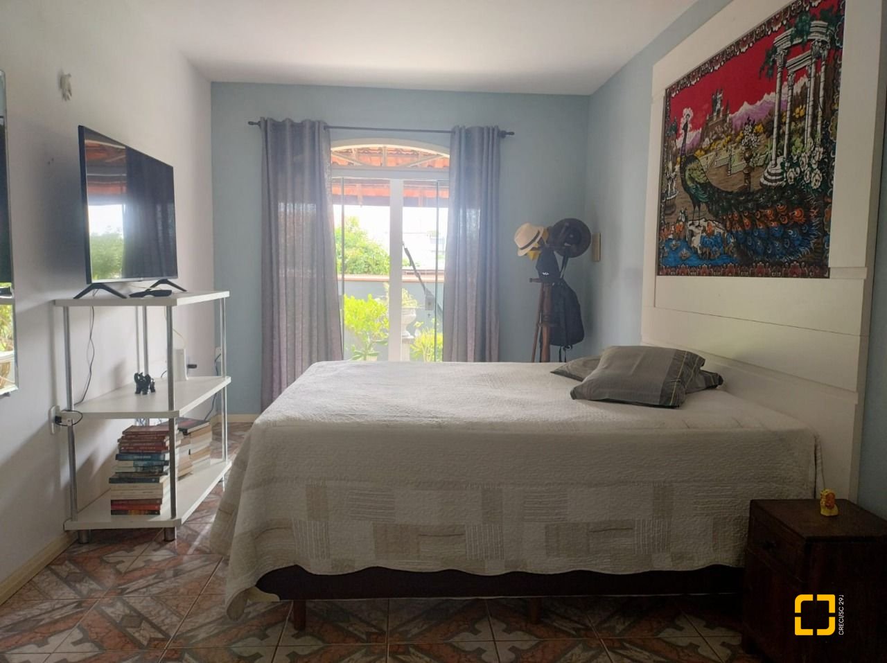 Casa com 218m², 8 quartos (sendo 2 suítes), 2 garagens, no bairro Campeche em Florianópolis