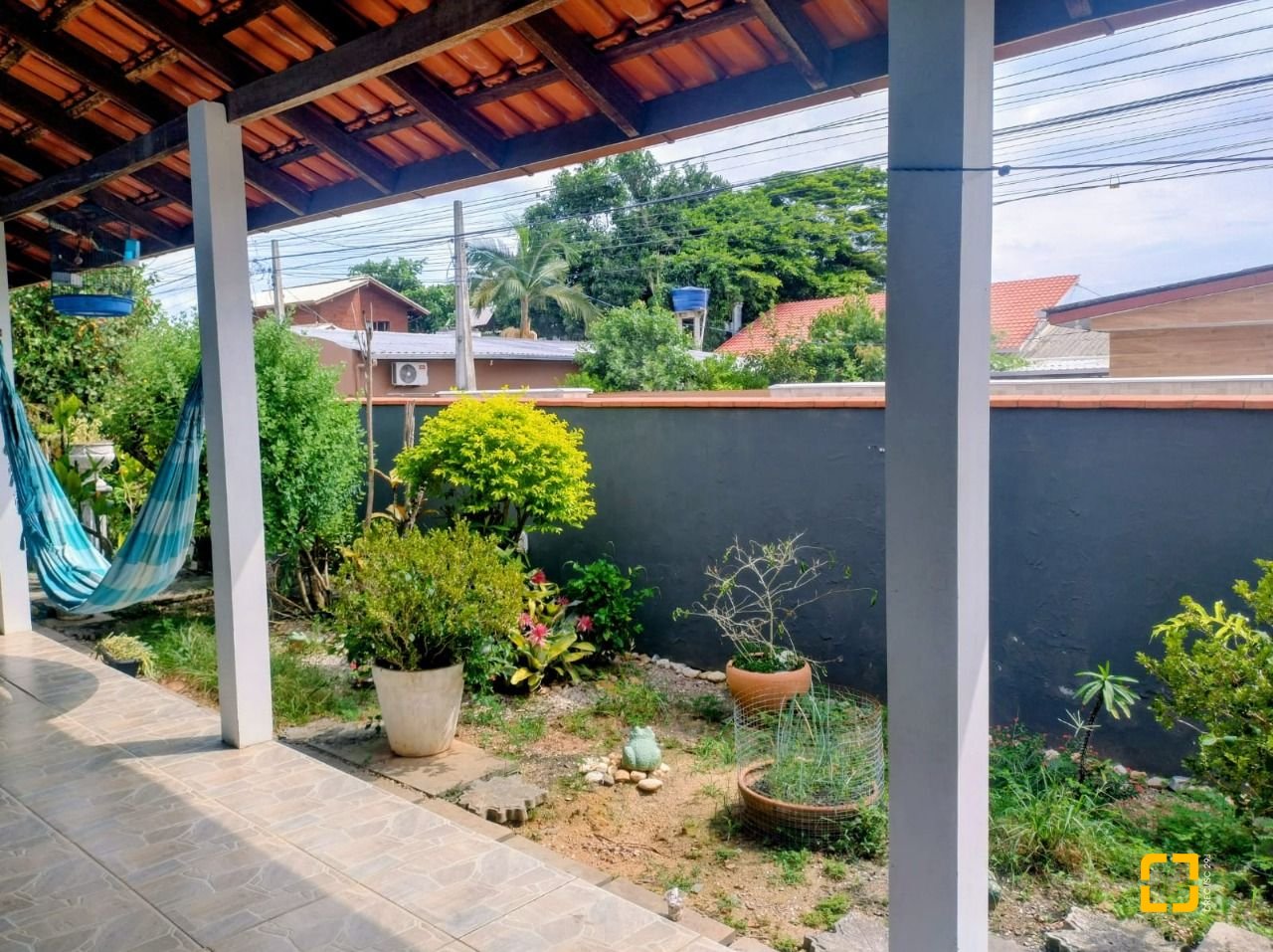 Casa com 218m², 8 quartos (sendo 2 suítes), 2 garagens, no bairro Campeche em Florianópolis