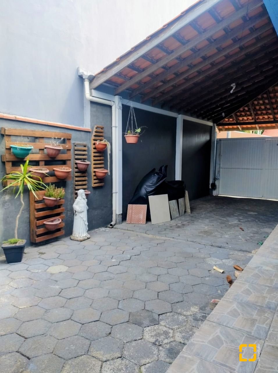 Casa com 218m², 8 quartos (sendo 2 suítes), 2 garagens, no bairro Campeche em Florianópolis