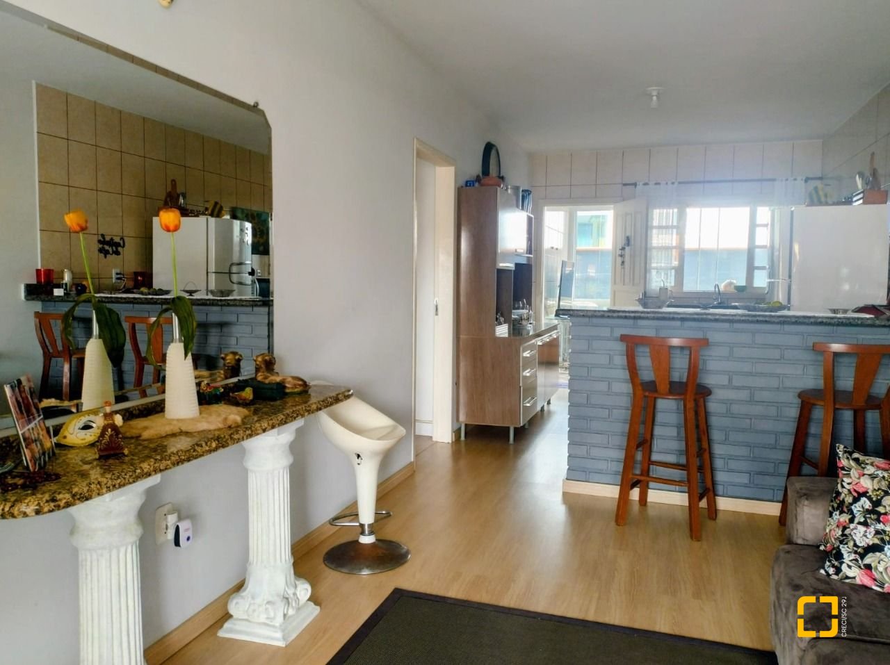 Casa com 218m², 8 quartos (sendo 2 suítes), 2 garagens, no bairro Campeche em Florianópolis