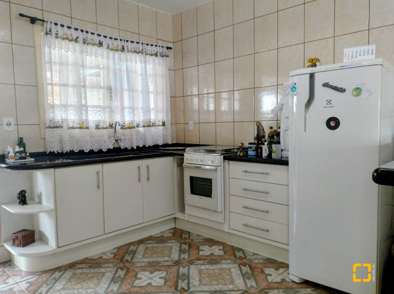 Casa com 218m², 8 quartos (sendo 2 suítes), 2 garagens, no bairro Campeche em Florianópolis