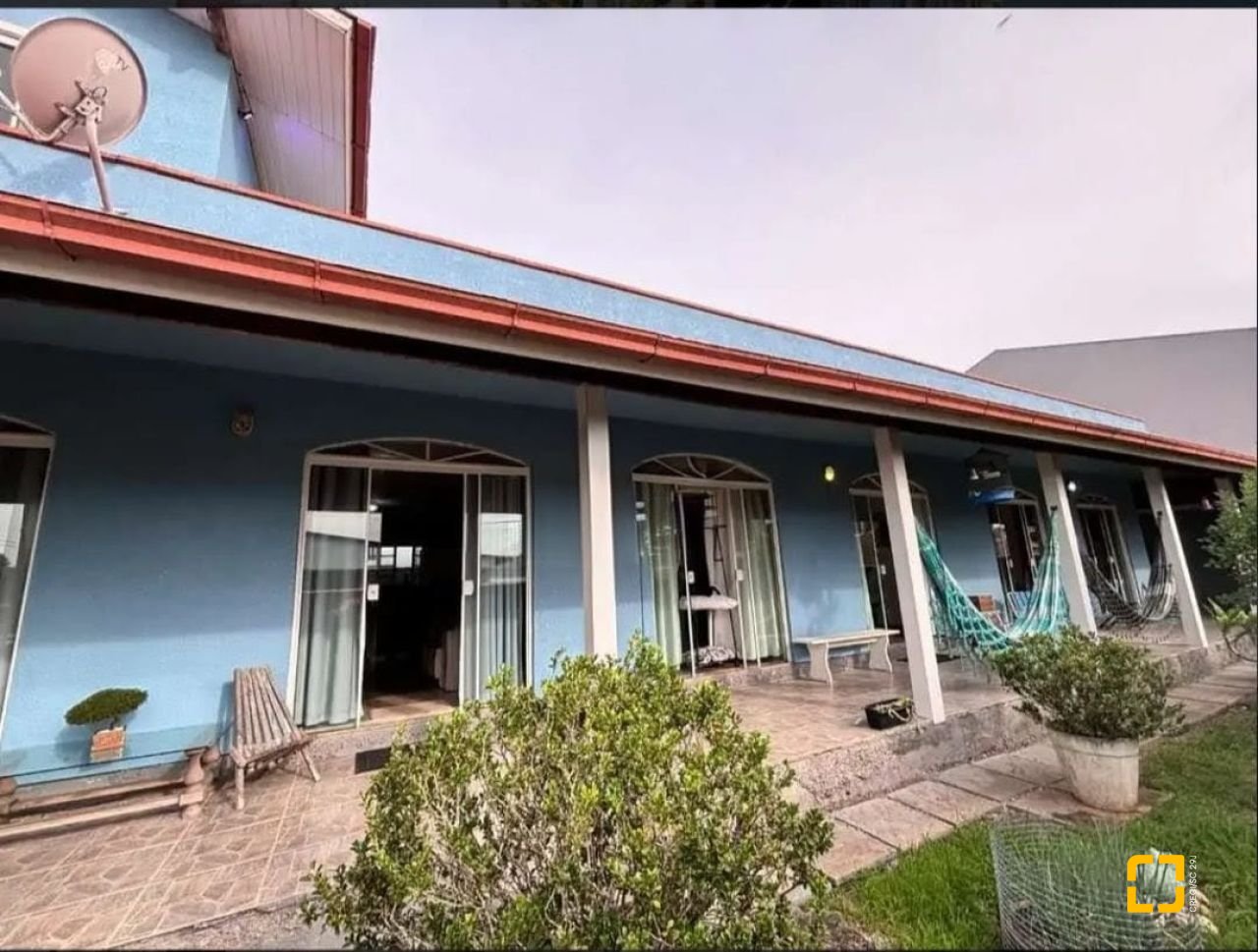 Casa com 218m², 8 quartos (sendo 2 suítes), 2 garagens, no bairro Campeche em Florianópolis
