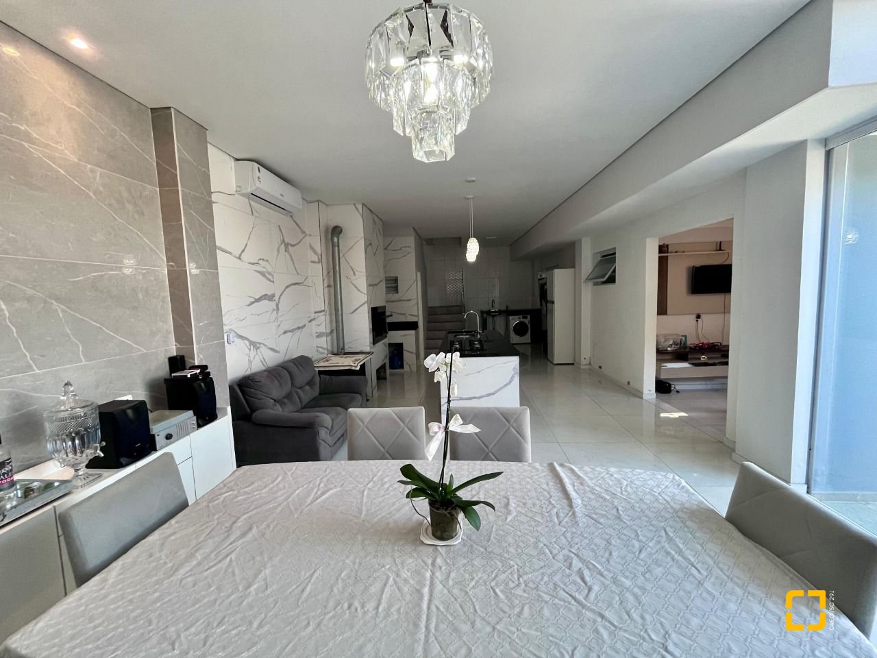 Casa com 220m², 5 garagens, no bairro Abraão em Florianópolis