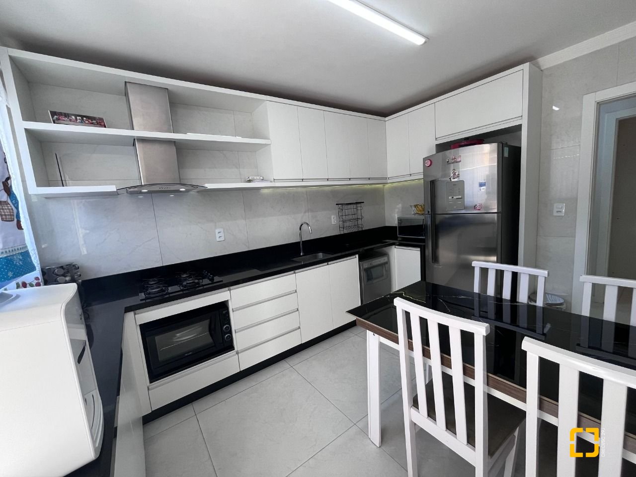 Casa com 220m², 5 garagens, no bairro Abraão em Florianópolis