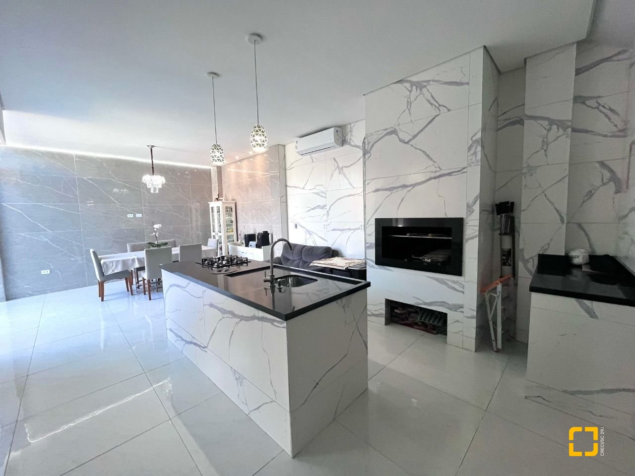 Casa com 220m², 5 garagens, no bairro Abraão em Florianópolis