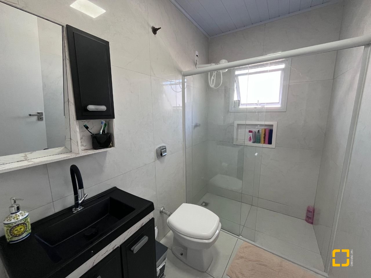 Casa com 220m², 5 garagens, no bairro Abraão em Florianópolis