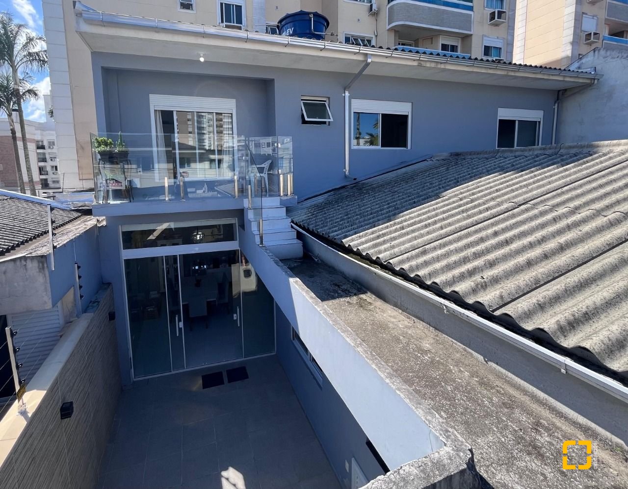 Casa com 220m², 5 garagens, no bairro Abraão em Florianópolis