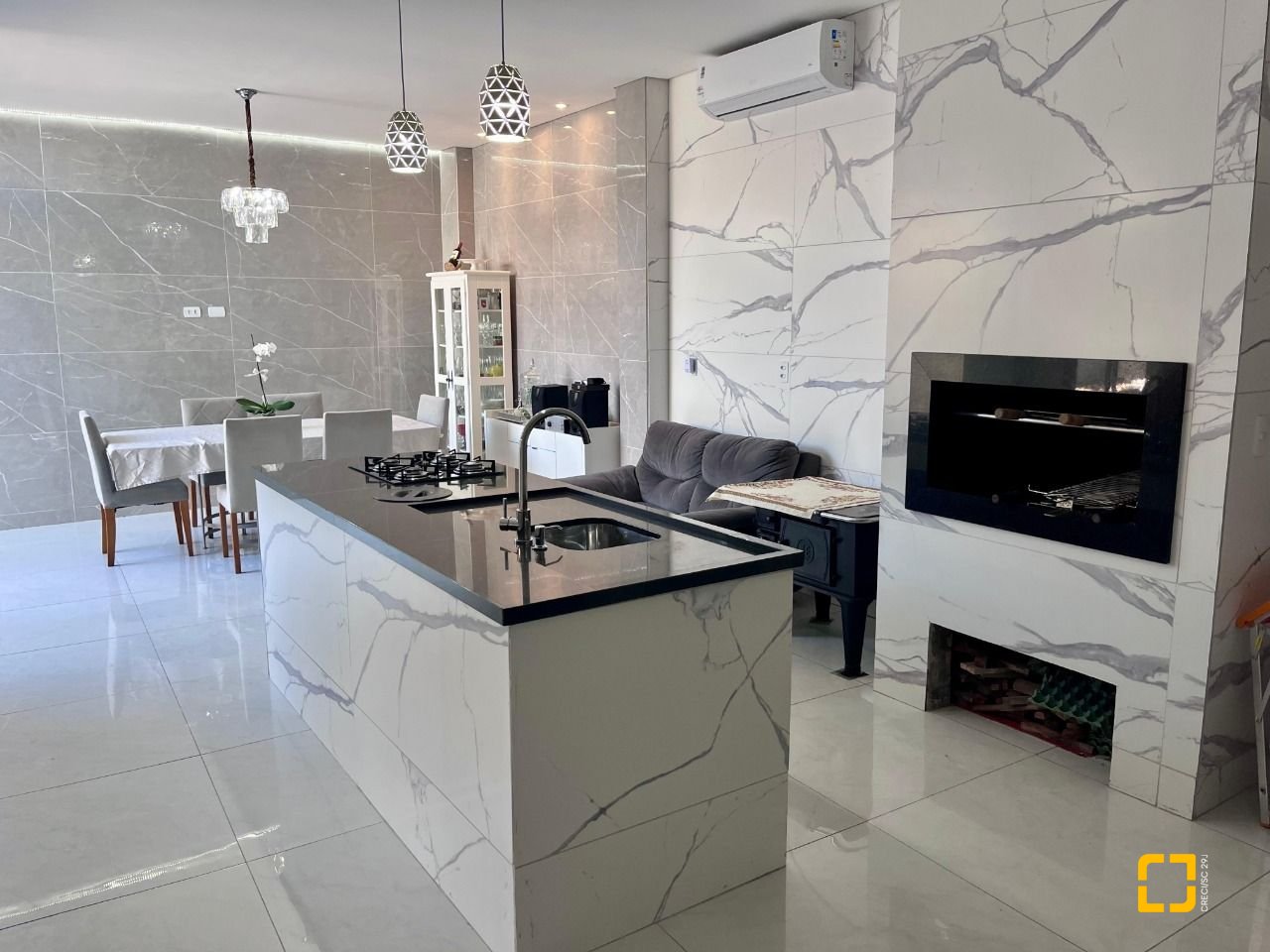 Casa com 220m², 5 garagens, no bairro Abraão em Florianópolis