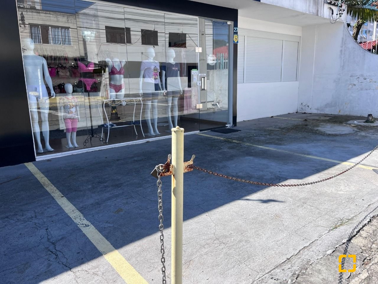Casa com 220m², 5 garagens, no bairro Abraão em Florianópolis