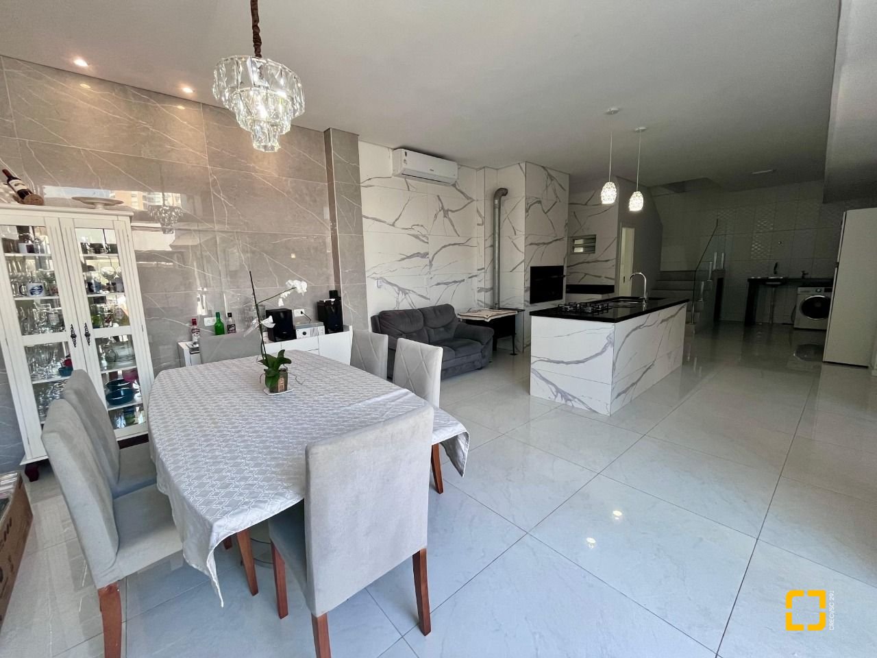 Casa com 220m², 5 garagens, no bairro Abraão em Florianópolis