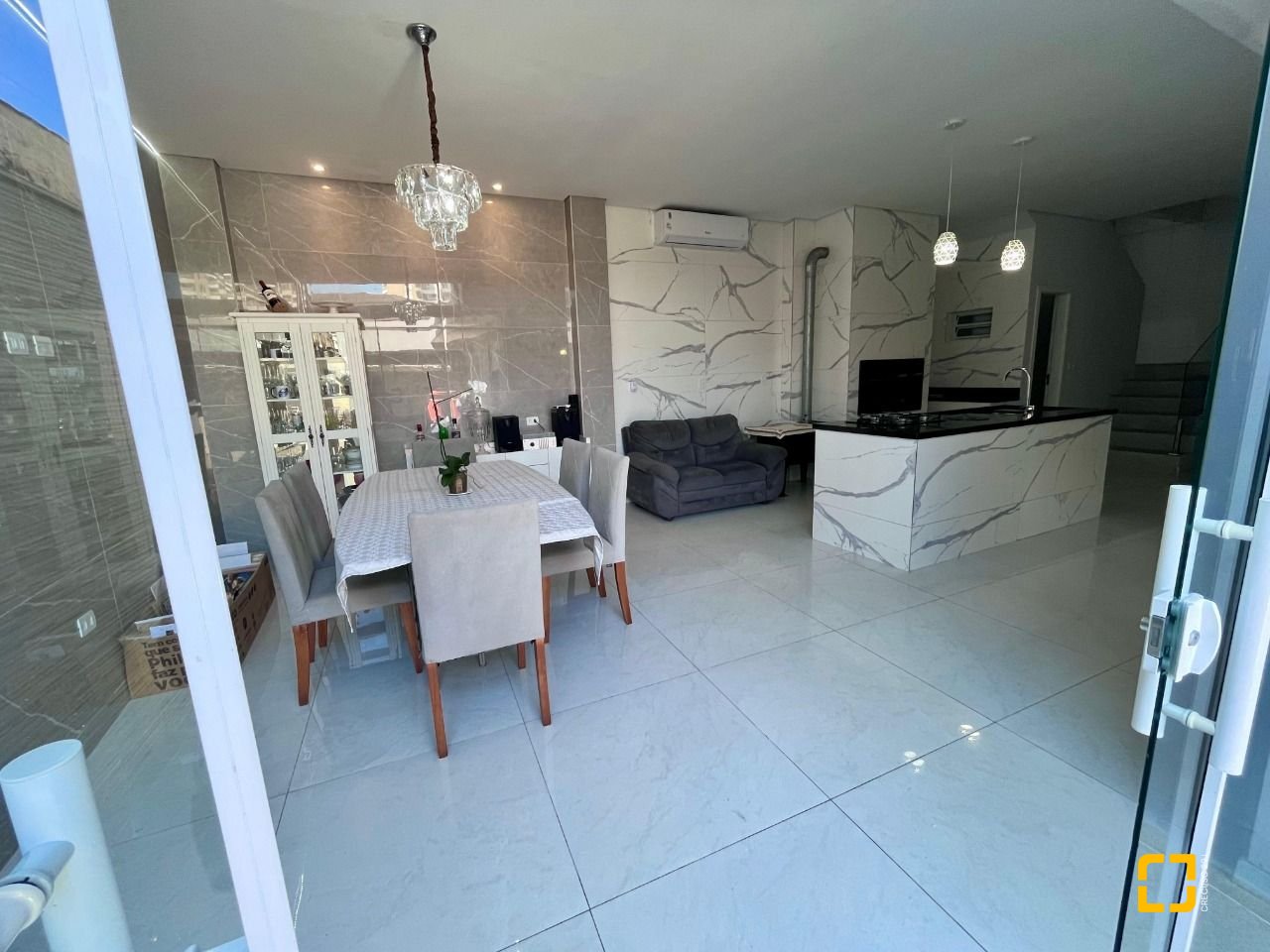 Casa com 220m², 5 garagens, no bairro Abraão em Florianópolis