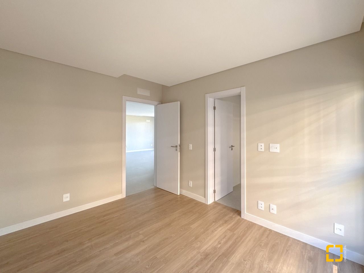 Apartamento com 148m², 6 quartos (sendo 3 suítes), 2 garagens, no bairro Jurerê em Florianópolis