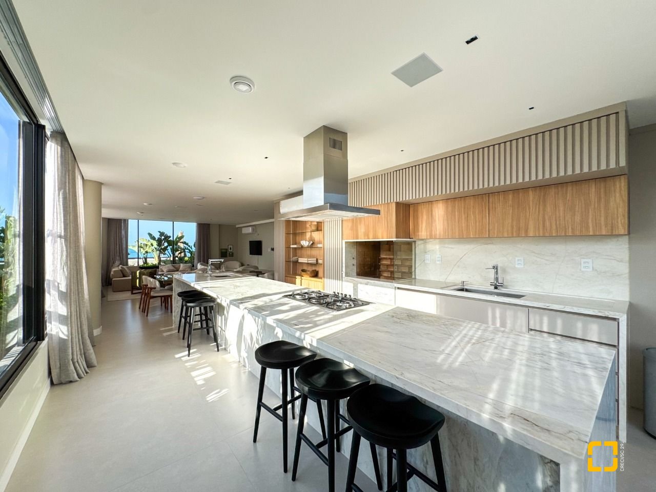 Apartamento com 236m², 6 quartos (sendo 3 suítes), 2 garagens, no bairro Jurerê em Florianópolis