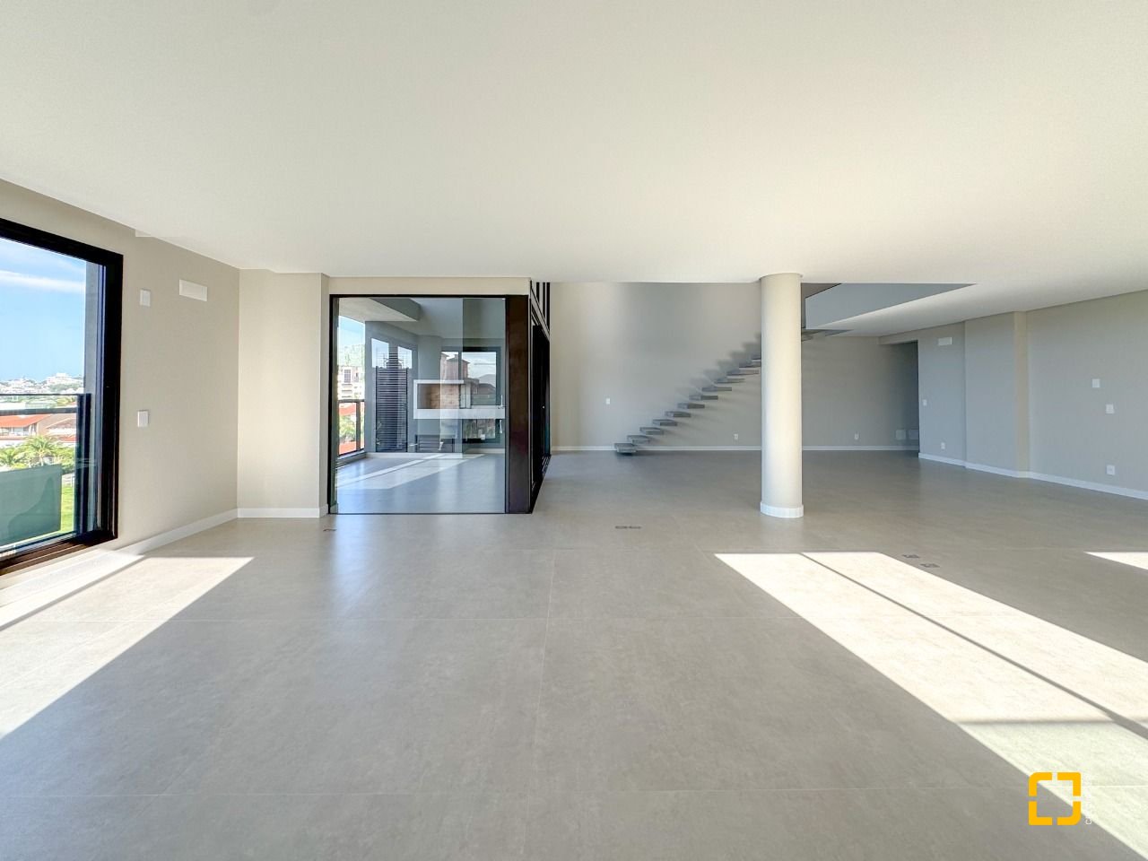 Apartamento com 236m², 3 quartos (sendo 3 suítes), 2 garagens, no bairro Jurerê em Florianópolis