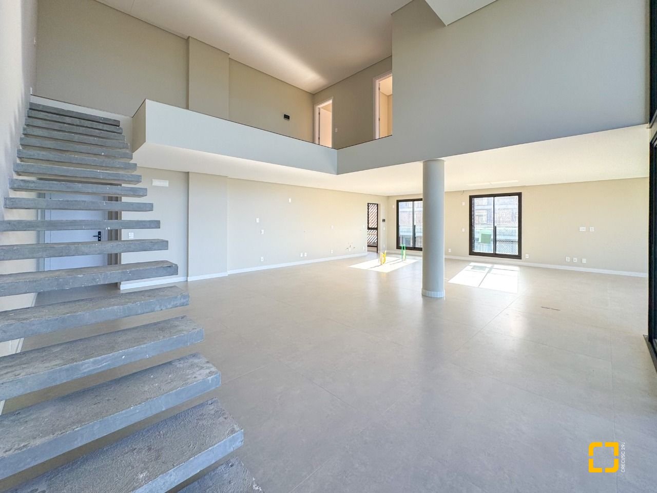 Apartamento com 236m², 3 quartos (sendo 3 suítes), 2 garagens, no bairro Jurerê em Florianópolis