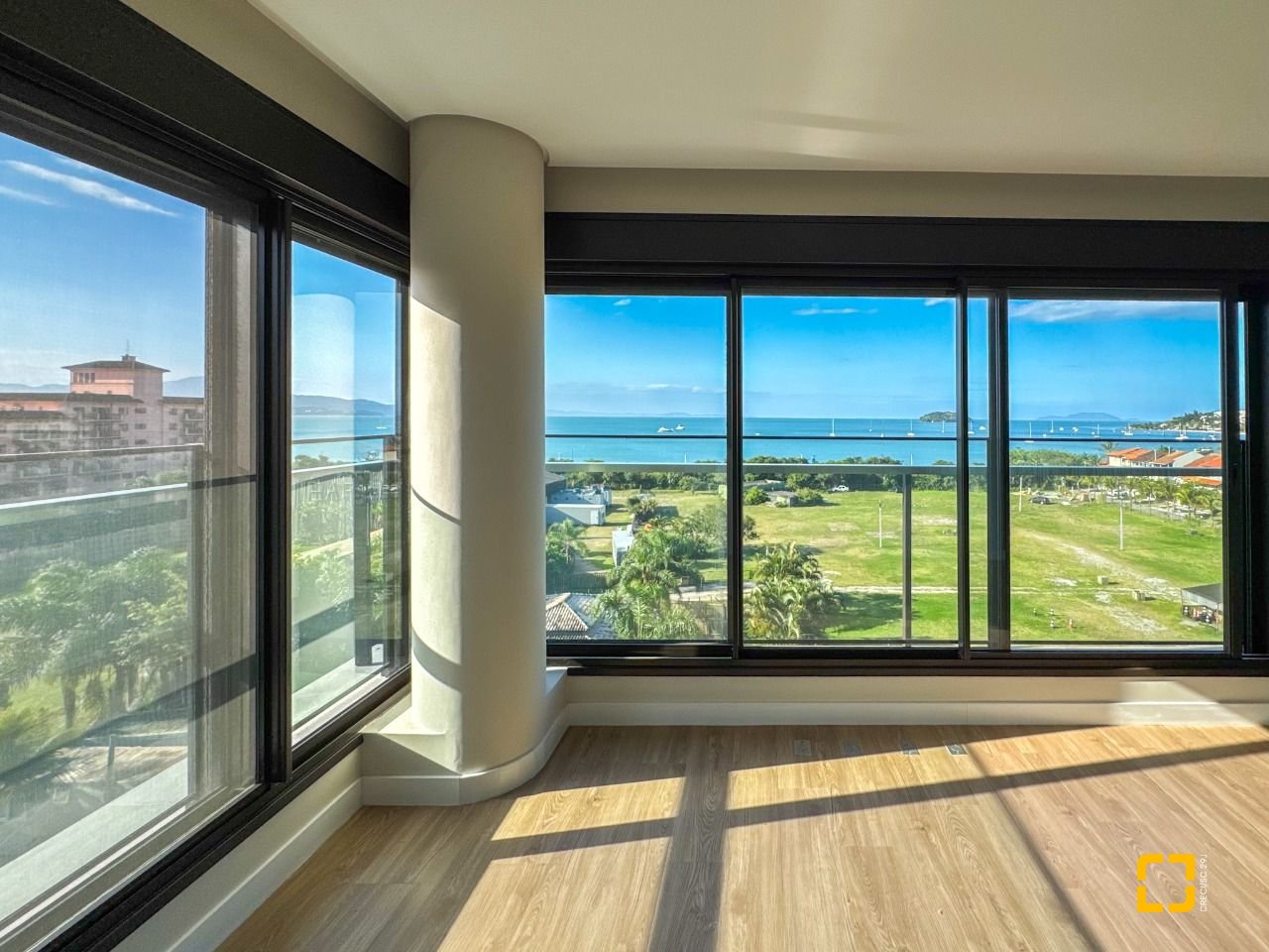 Apartamento com 236m², 3 quartos (sendo 3 suítes), 2 garagens, no bairro Jurerê em Florianópolis
