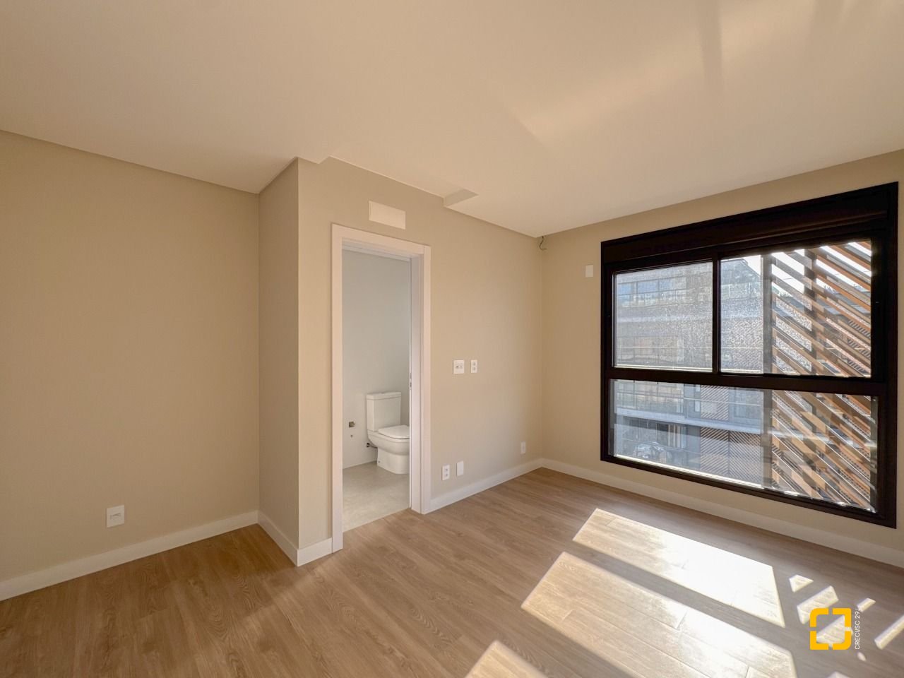 Apartamento com 236m², 3 quartos (sendo 3 suítes), 2 garagens, no bairro Jurerê em Florianópolis