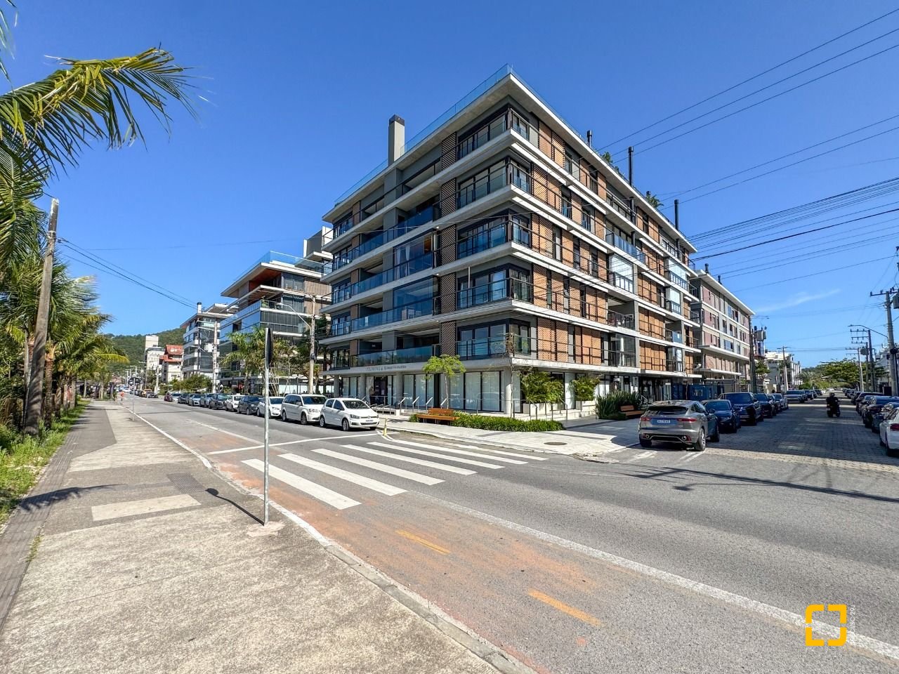 Apartamento com 236m², 3 quartos (sendo 3 suítes), 2 garagens, no bairro Jurerê em Florianópolis